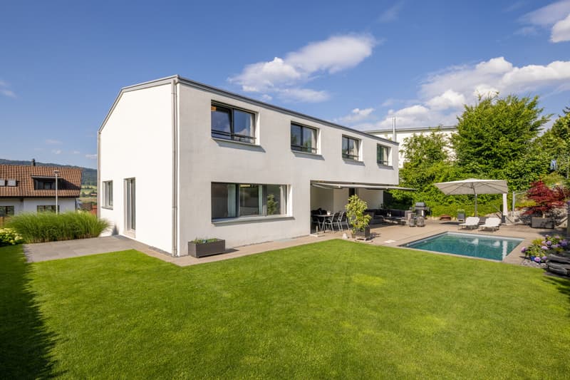 Freistehendes Einfamilienhaus mit gemütlichem Garten und Pool