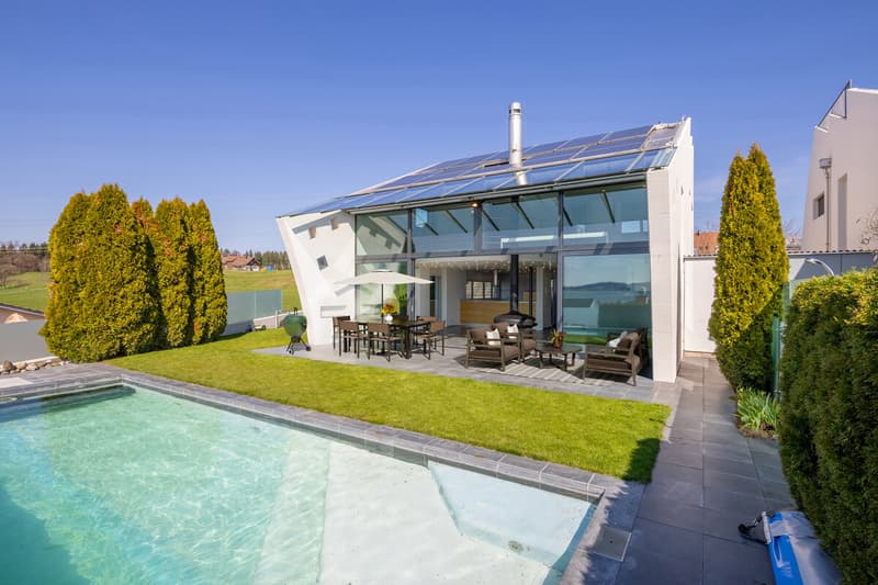Garten mit Pool und gedecktem Sitzplatz