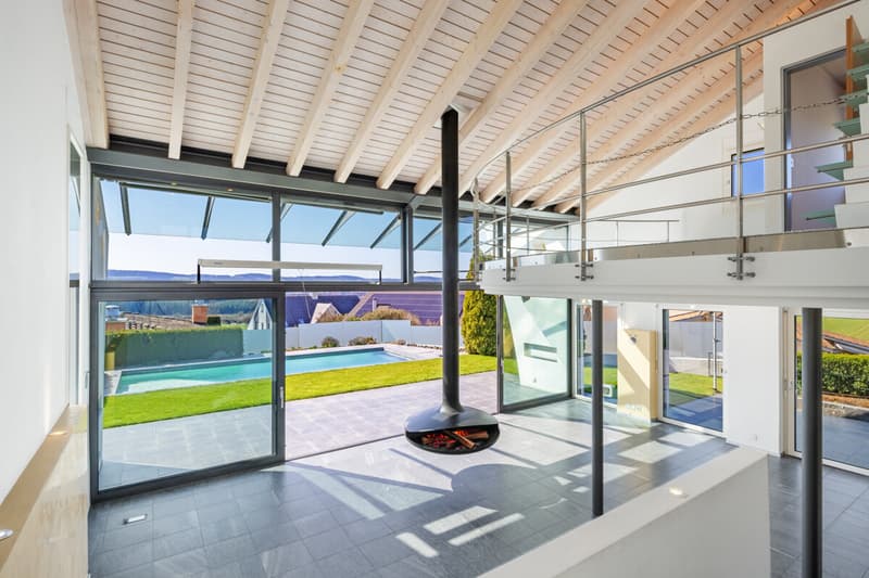 Wohn- / Esstzimmer mit hohen Decken
