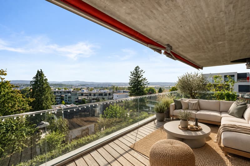 Sonniger Balkon mit Weitsicht
