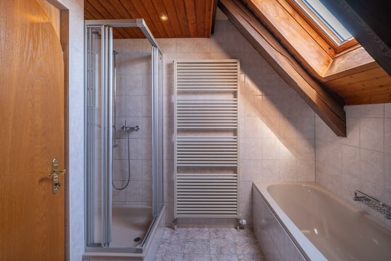 Charmante 3.5-Zimmer-Dachwohnung mit Cheminée und Balkon (10)