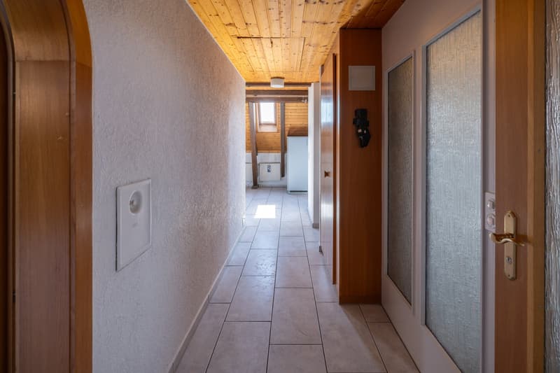 Charmante 3.5-Zimmer-Dachwohnung mit Cheminée und Balkon (5)