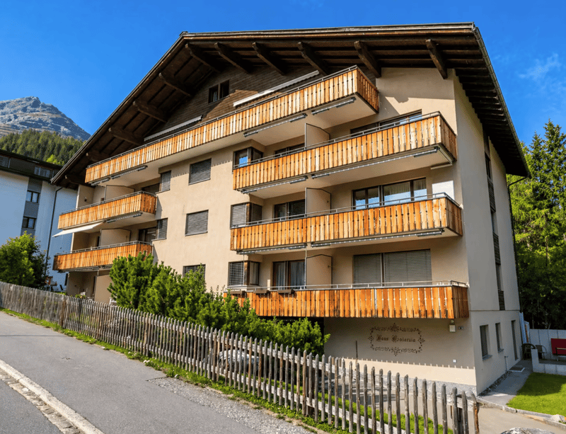 Charmant appartement 2 pièces avec balcon et garage à Davos Platz (1)