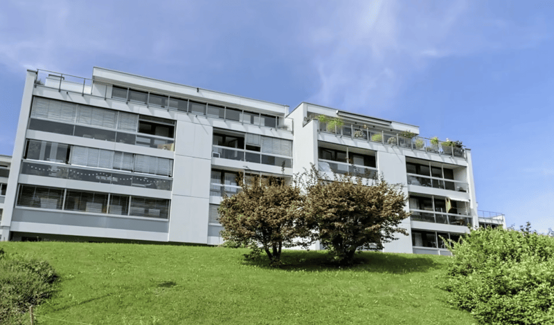 Appartement spacieux 6.5 pièces avec balcon et garage à Richterswil (1)