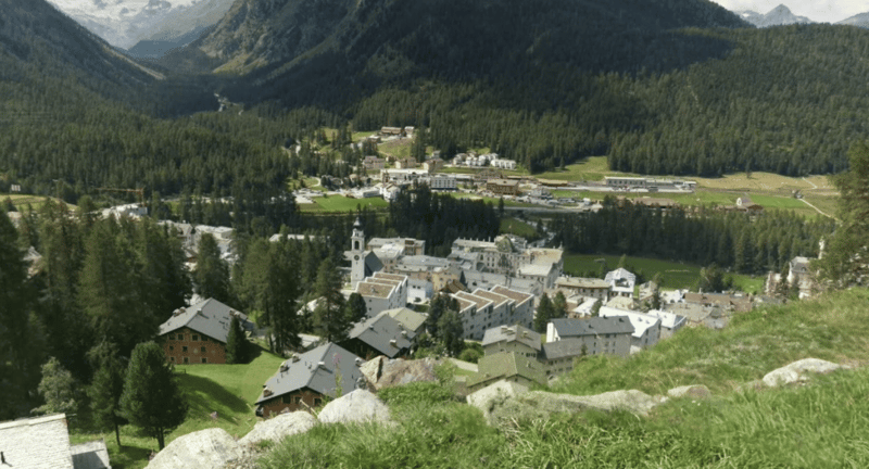 Charming 2.5-room apartment with balcony and stunning views in Pontresina (2)