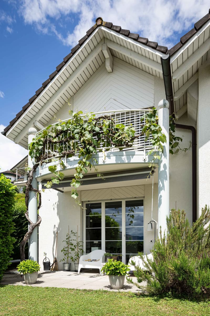 Südfassade mit Gartenterrasse und Balkon
