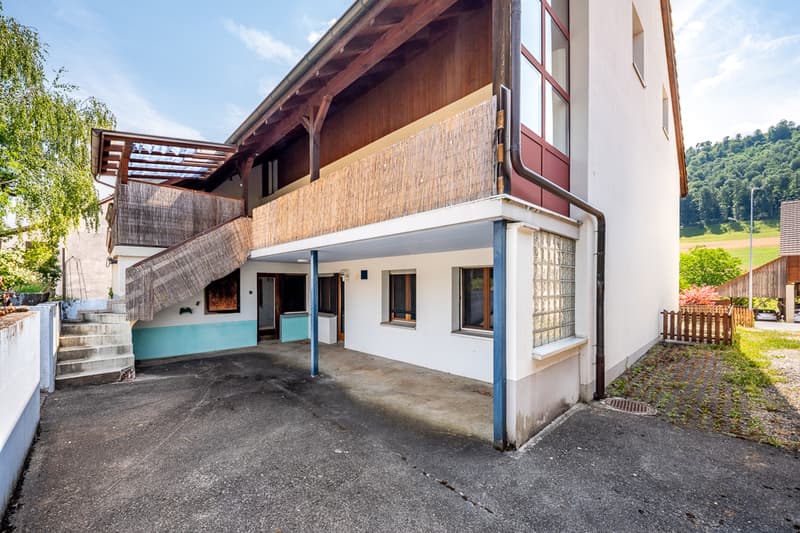 Platz hinter Haus