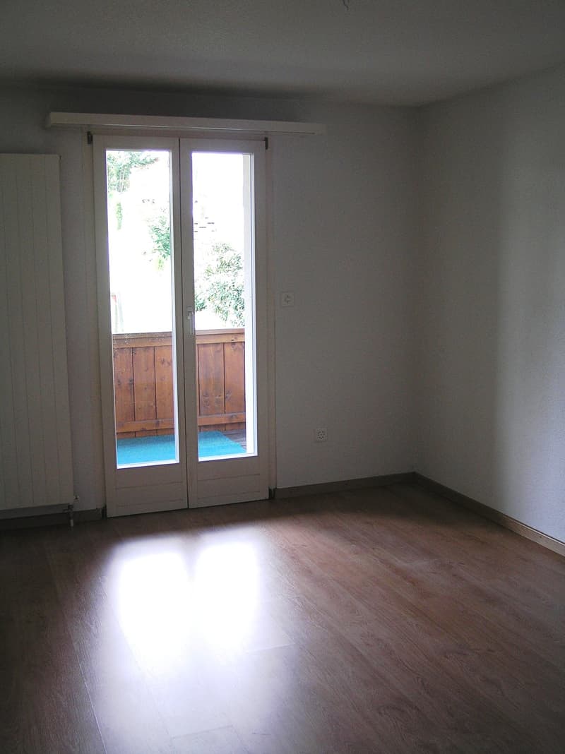 empty room, wooden floor, white walls, sliding glass doors, balcony