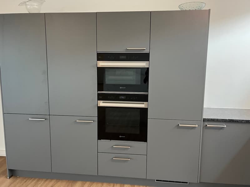 modern gray kitchen, 2 built-in ovens, integrated dishwasher, integrated washing machine