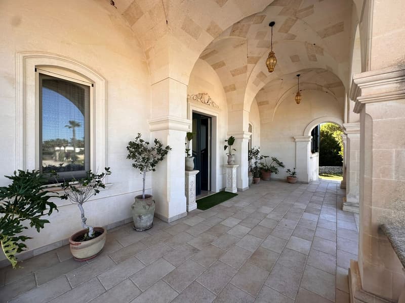 Majestic Luxury Villa with Pool in Scorrano (12)