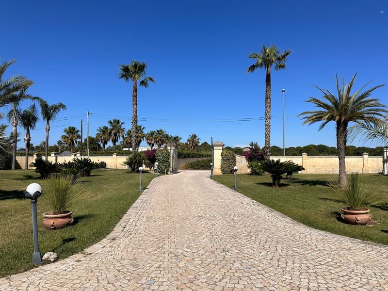 Majestic Luxury Villa with Pool in Scorrano (2)