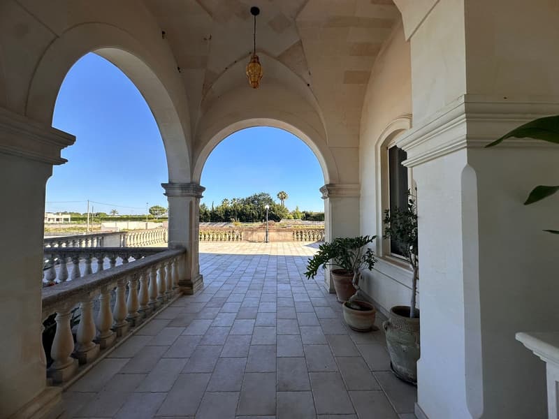 Majestic Luxury Villa with Pool in Scorrano (11)