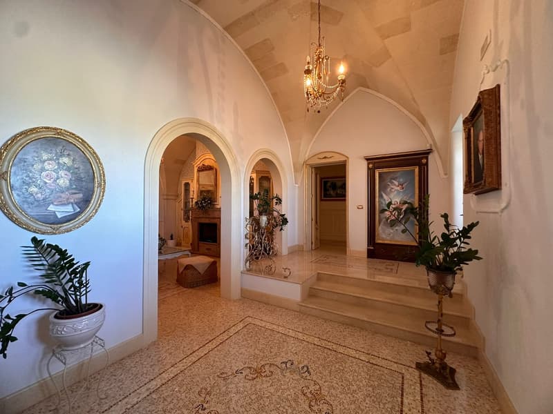 Majestic Luxury Villa with Pool in Scorrano (14)