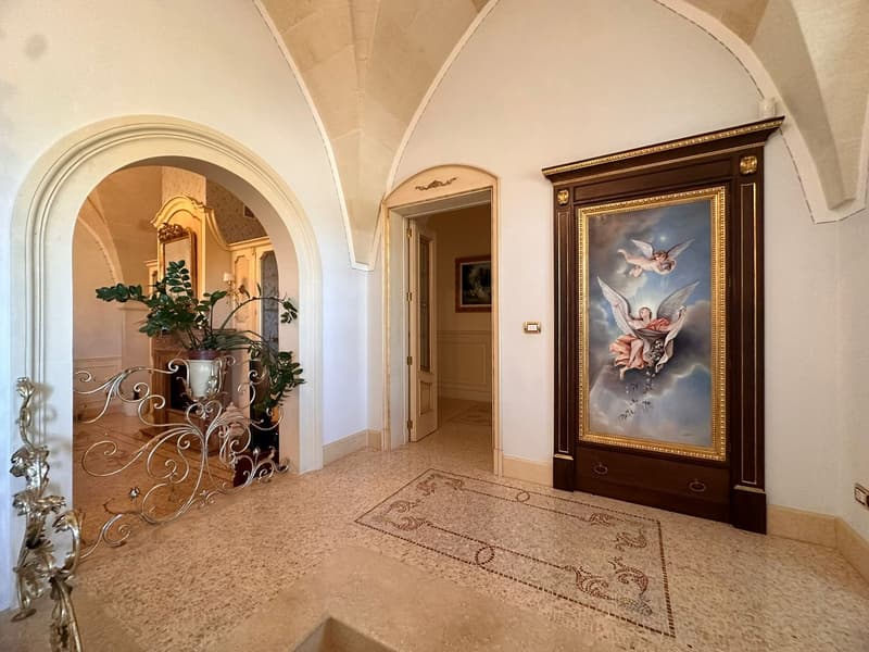 Majestic Luxury Villa with Pool in Scorrano (17)
