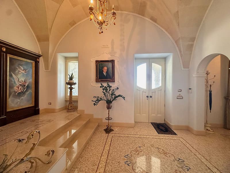Majestic Luxury Villa with Pool in Scorrano (15)