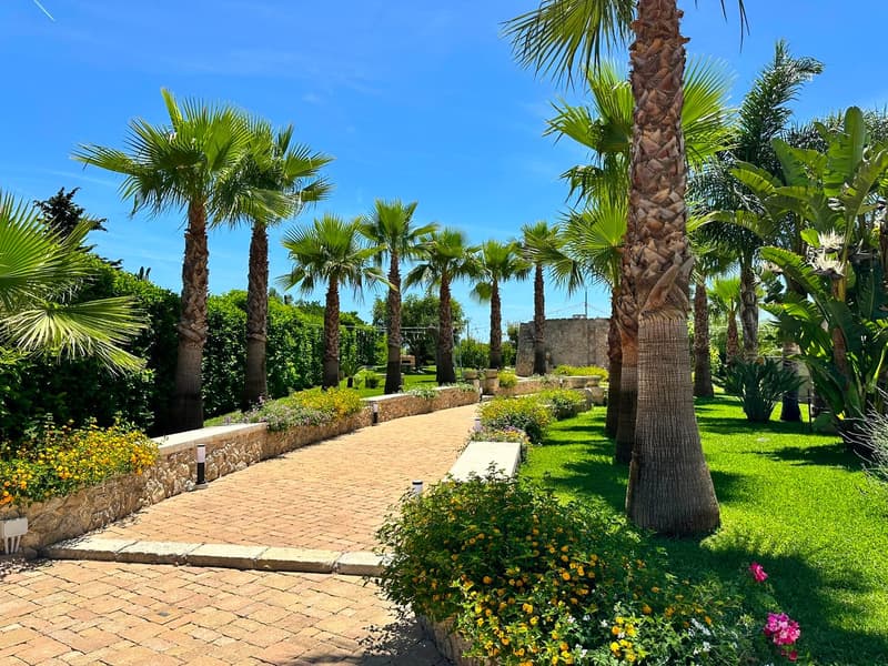 1525-VC - Scorrano - Villa Neu Bau mit Pool und Bezauberndem Garten (14)