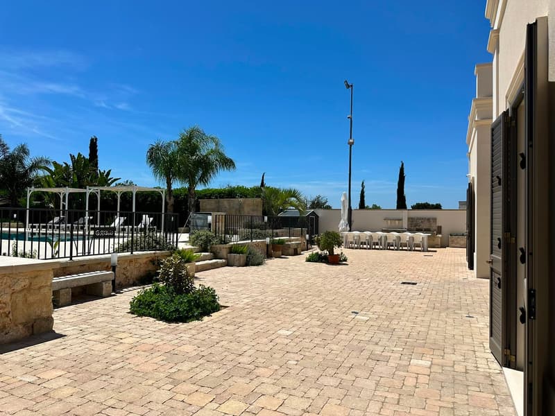 1525-VC - Scorrano - Villa Neu Bau mit Pool und Bezauberndem Garten (17)