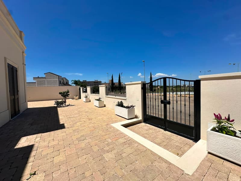 1525-VC - Scorrano - Villa Neu Bau mit Pool und Bezauberndem Garten (23)