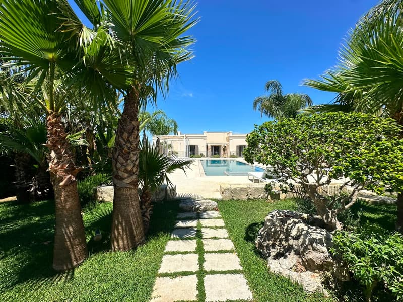1525-VC - Scorrano - Villa Neu Bau mit Pool und Bezauberndem Garten (1)