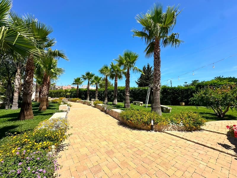 1525-VC - Scorrano - Villa Neu Bau mit Pool und Bezauberndem Garten (7)