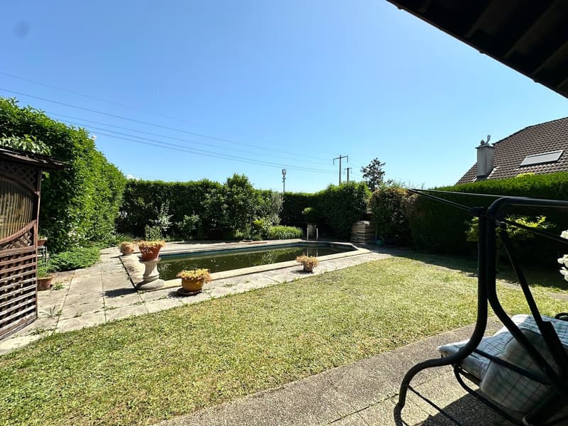 Unabhängige Villa mit Pool und Garage (27)
