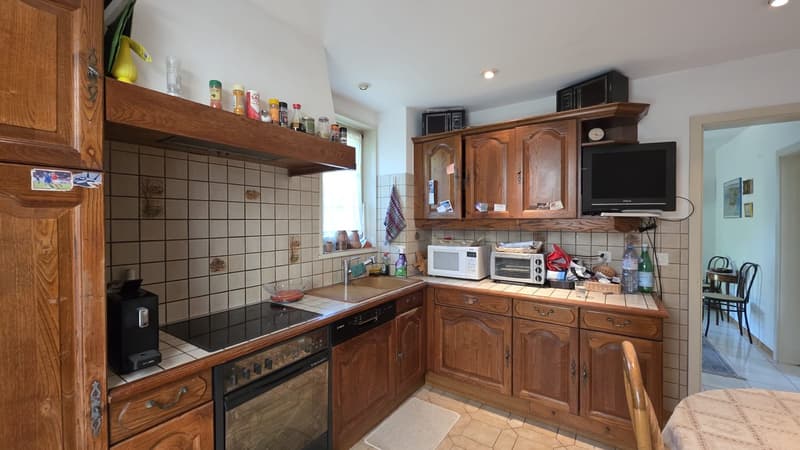 Unabhängige Villa mit Pool und Garage (6)