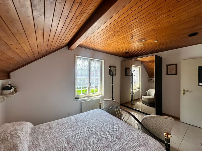 Unabhängige Villa mit Pool und Garage (14)