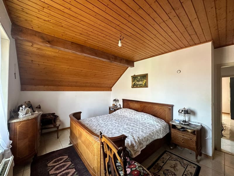 Unabhängige Villa mit Pool und Garage (15)