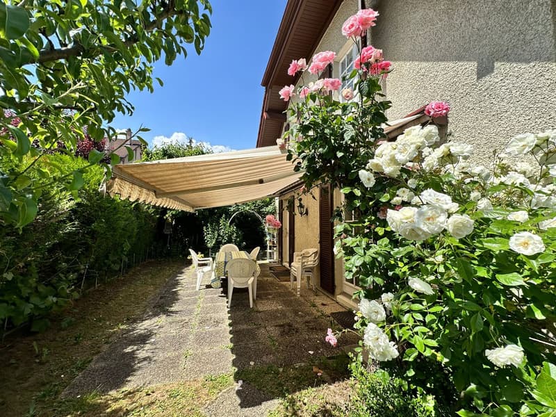 Unabhängige Villa mit Pool und Garage (29)