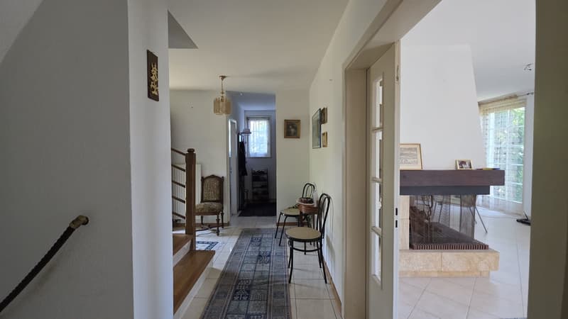 Unabhängige Villa mit Pool und Garage (4)