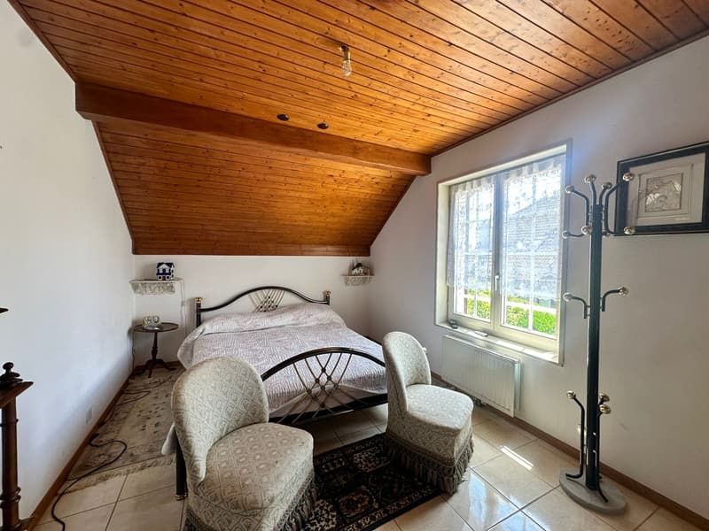 Unabhängige Villa mit Pool und Garage (13)
