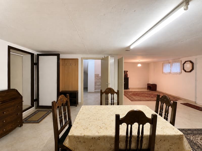 Unabhängige Villa mit Pool und Garage (34)