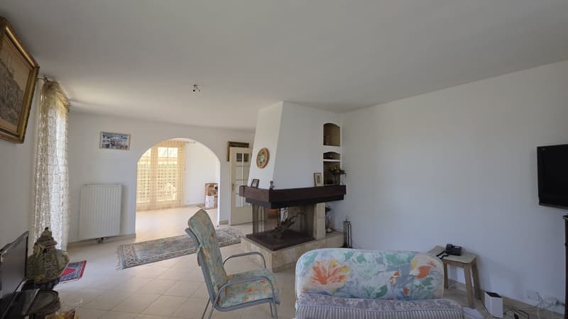 Unabhängige Villa mit Pool und Garage (8)