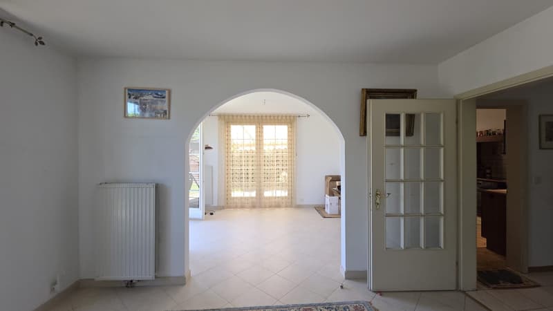 Unabhängige Villa mit Pool und Garage (9)