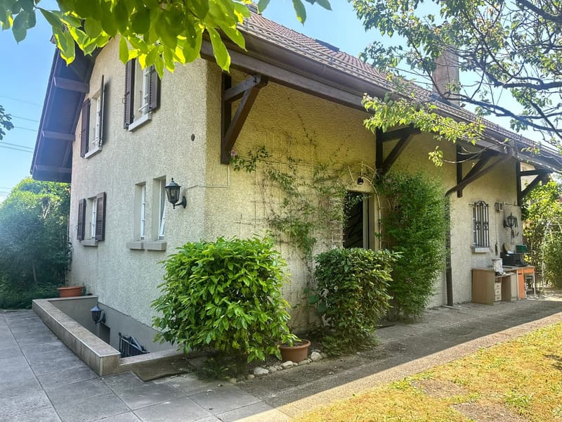 Unabhängige Villa mit Pool und Garage (25)