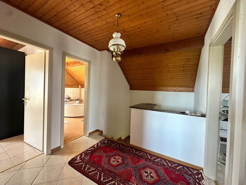 Unabhängige Villa mit Pool und Garage (12)