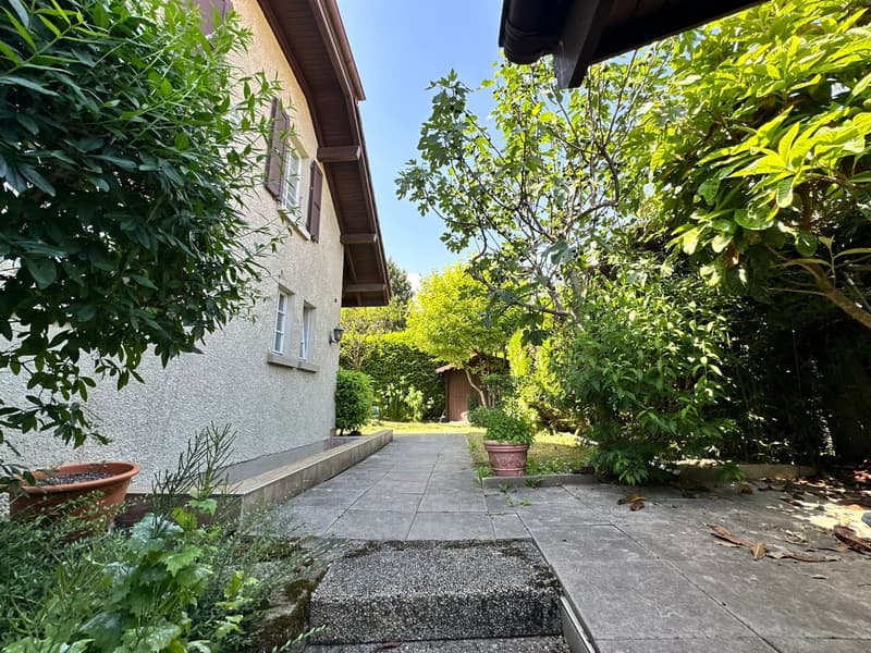 Unabhängige Villa mit Pool und Garage (33)