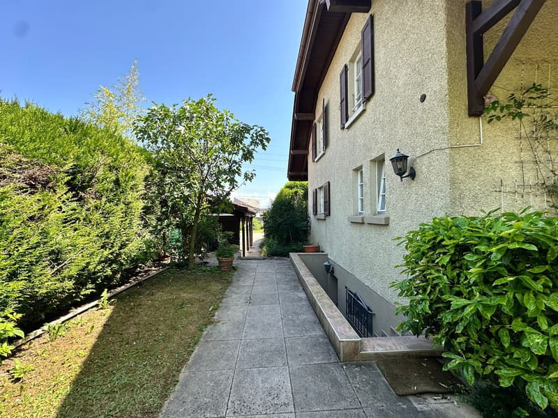 Unabhängige Villa mit Pool und Garage (30)