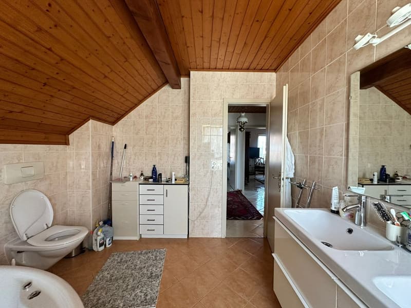 Unabhängige Villa mit Pool und Garage (21)