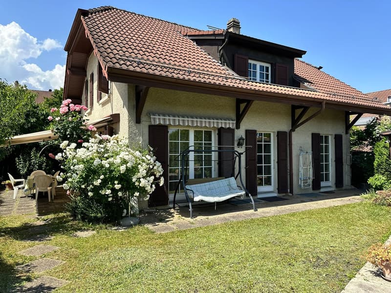 Unabhängige Villa mit Pool und Garage (26)