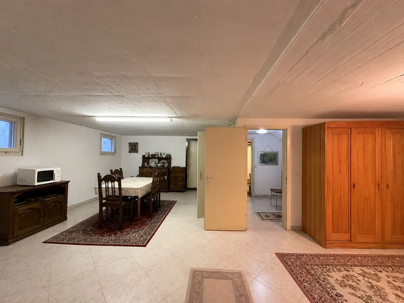 Unabhängige Villa mit Pool und Garage (36)