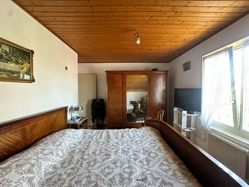 Unabhängige Villa mit Pool und Garage (16)