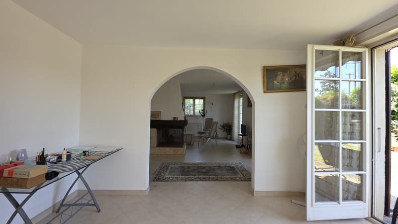 Unabhängige Villa mit Pool und Garage (10)