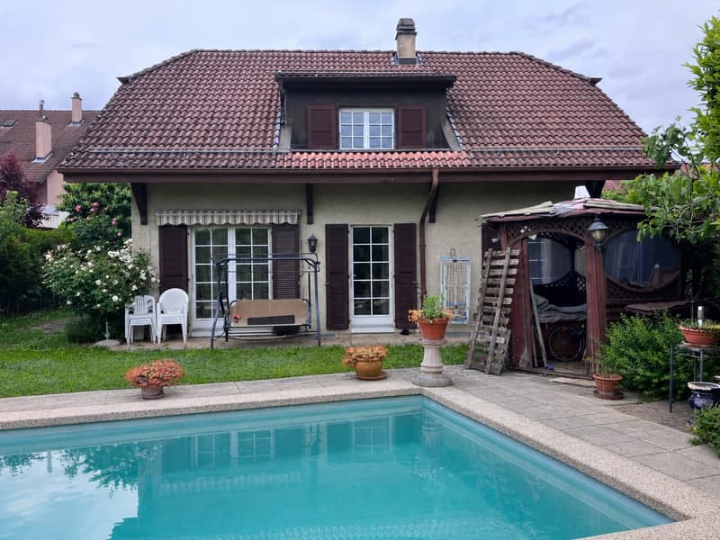 Unabhängige Villa mit Pool und Garage (1)