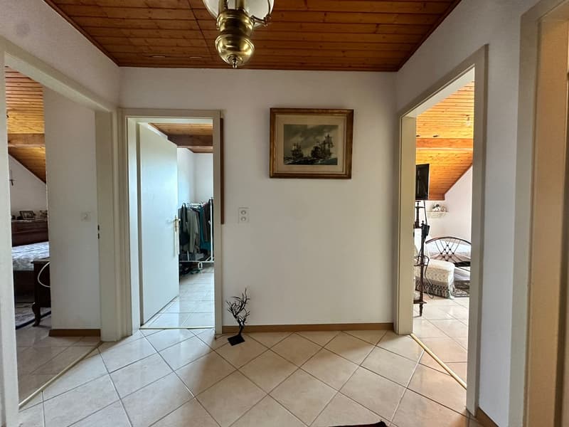 Unabhängige Villa mit Pool und Garage (11)