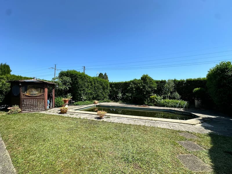 Unabhängige Villa mit Pool und Garage (28)