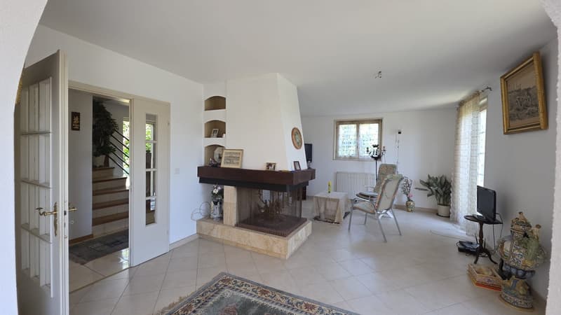 Unabhängige Villa mit Pool und Garage (7)