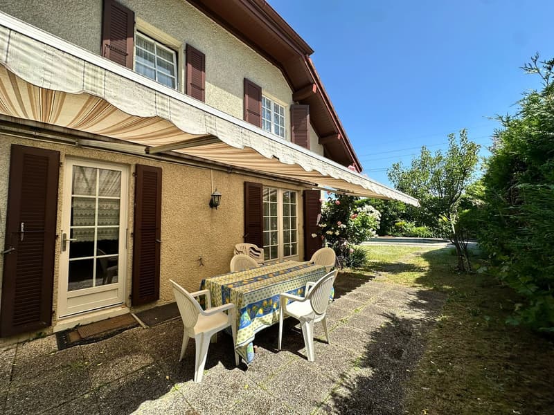 Unabhängige Villa mit Pool und Garage (31)