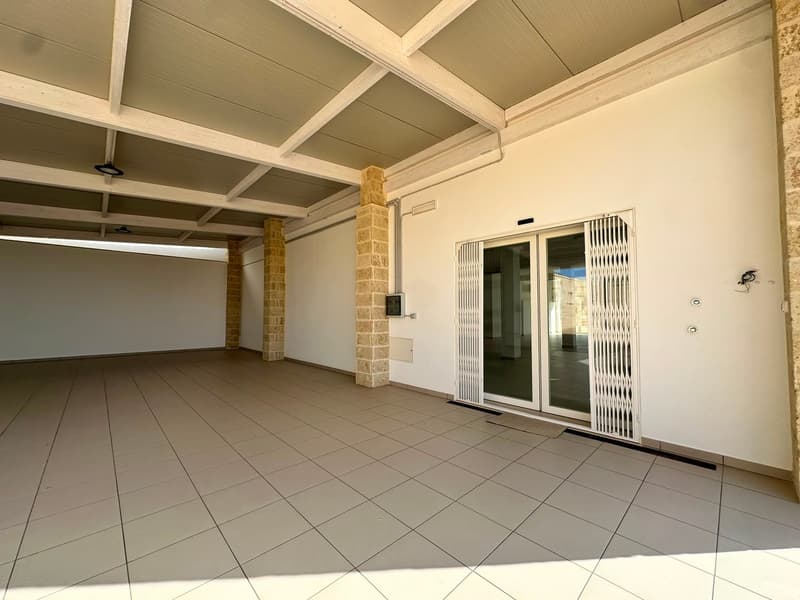 Commercial Premise for Sale in Giuggianello – Ideal for Bar, Café or Restaurant (20)