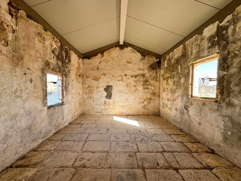 Commercial Premise for Sale in Giuggianello – Ideal for Bar, Café or Restaurant (31)